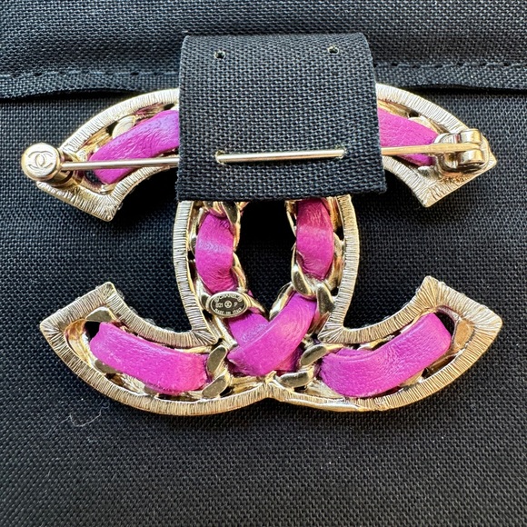 CHANEL 21P GOLDEN GOLD TONE CC LOGO PINK PURPLE LEATHER CHAIN CRYSTAL BROOCH PIN - Picture 11 of 12